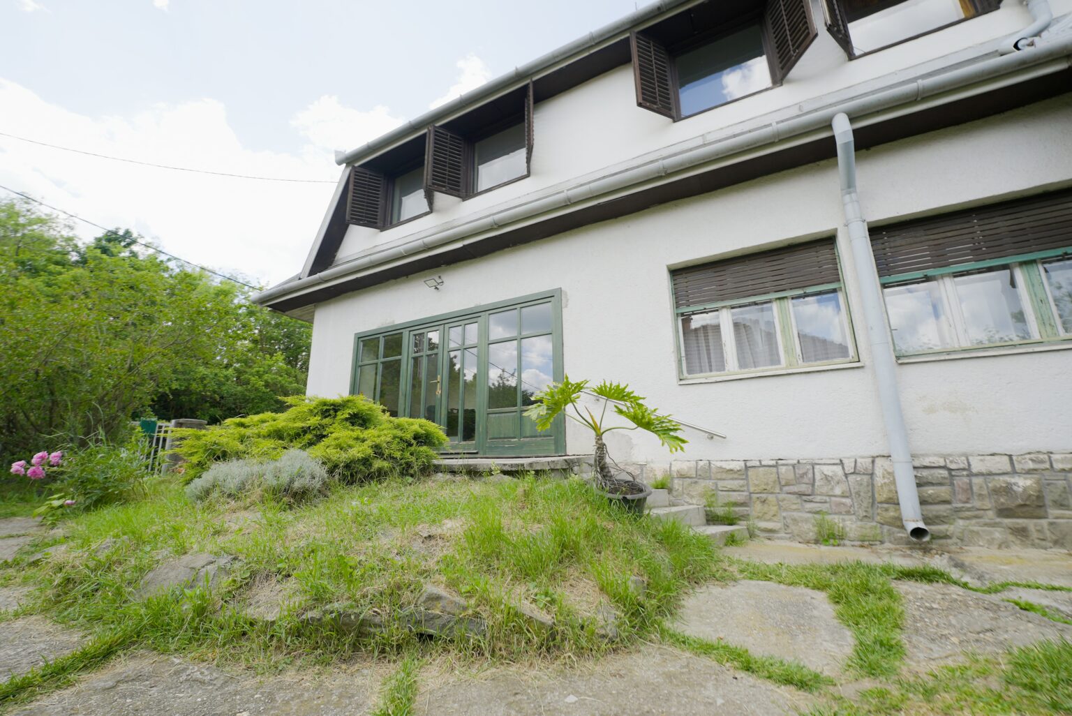 Eladó ház Gödöllő - Ház kívülről kert felöl