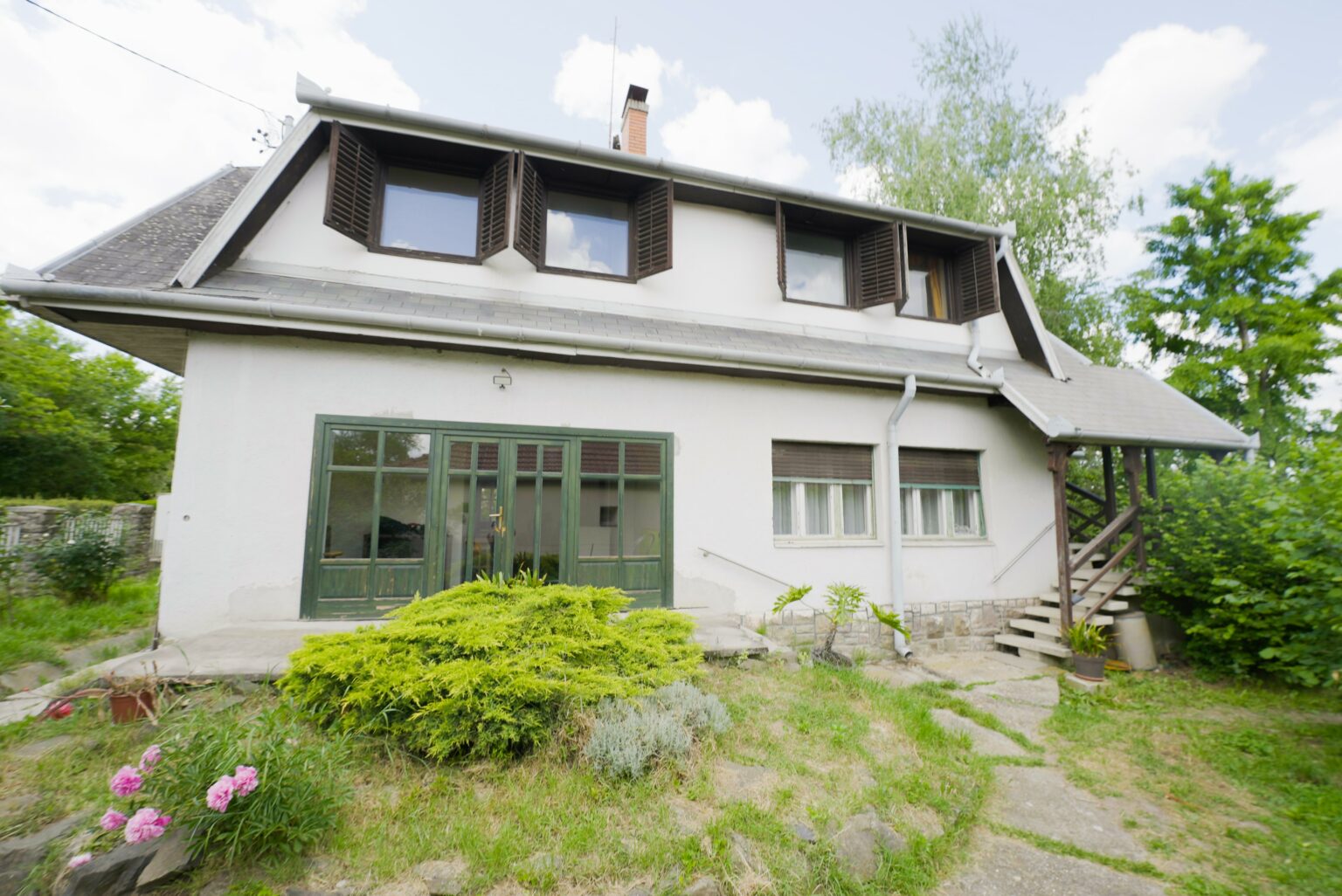 Eladó ház Gödöllő - Ház kívülről kert felöl nézve