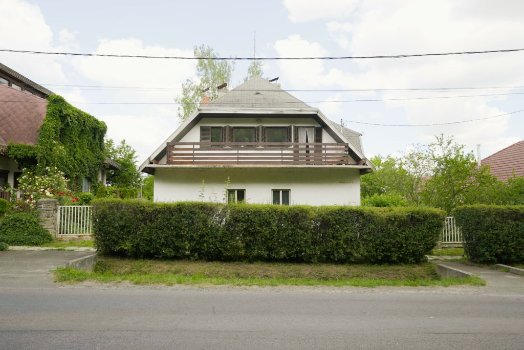 Eladó ház Gödöllő - Ház kívülről utca felöl nézve