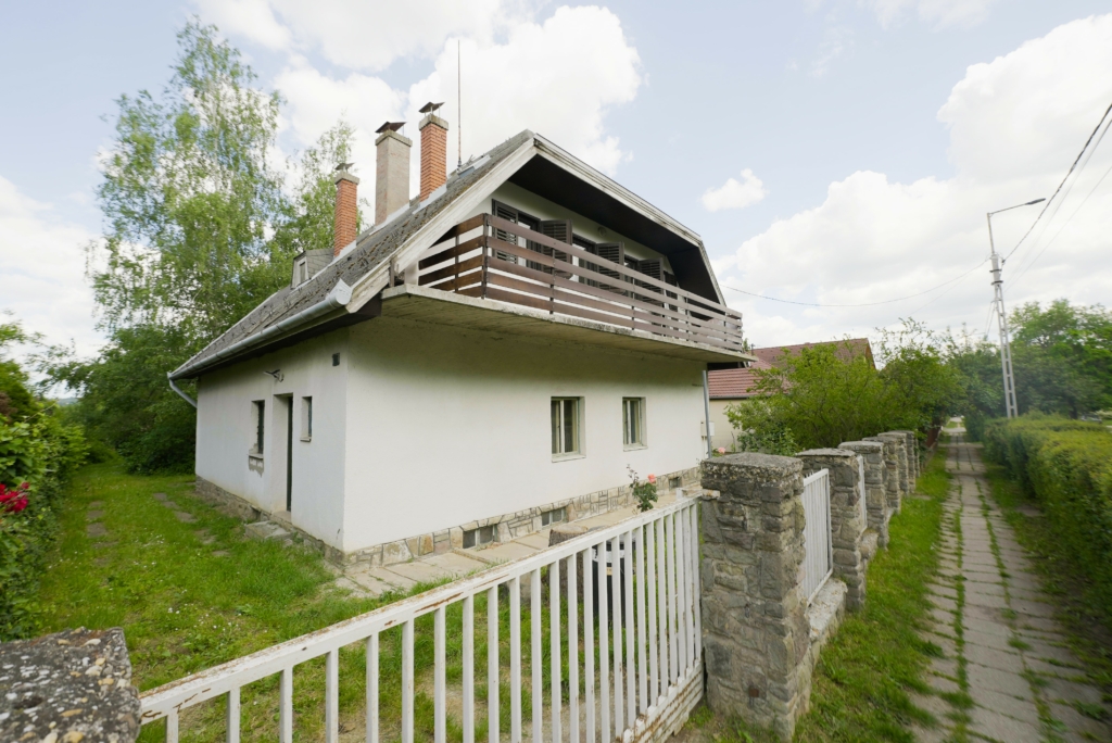 Eladó ház Gödöllő - Ház kívülről utca felöl, oldalról