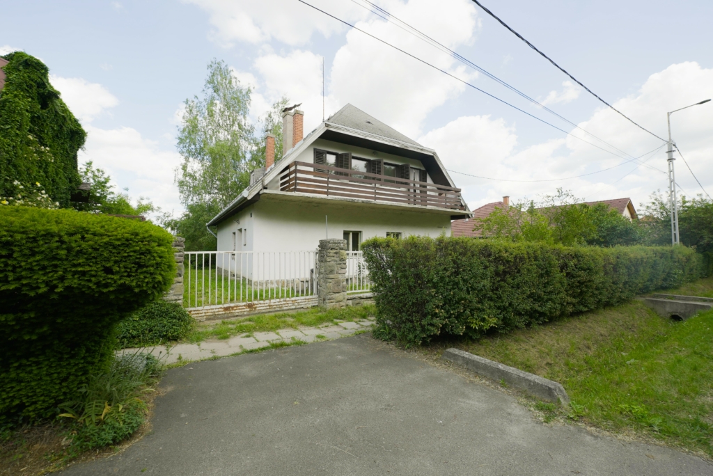 Eladó ház Gödöllő - Ház kívülről utca felöl, távolabbról