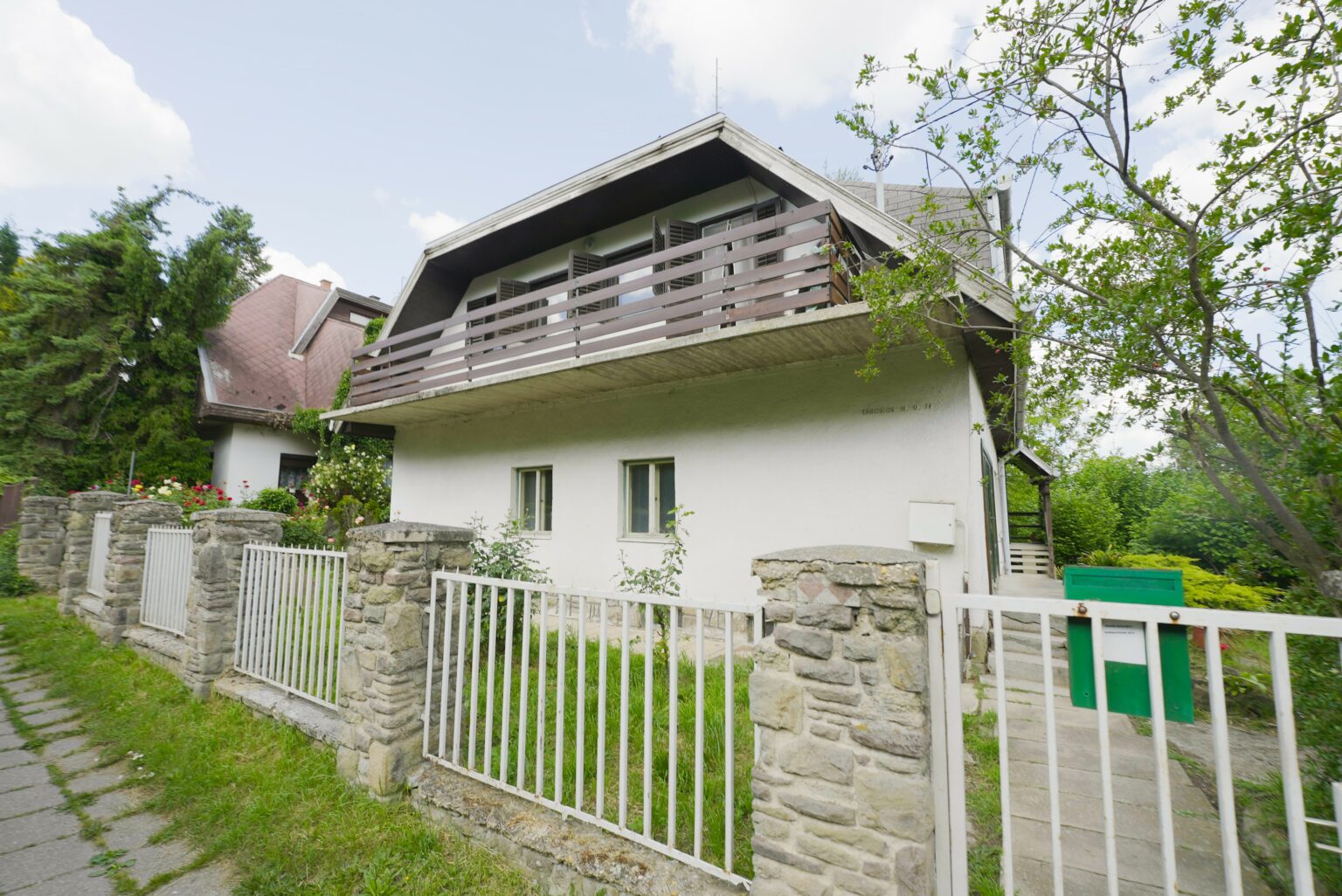 Eladó ház Gödöllő - Ház kívülről utca felöli sarok