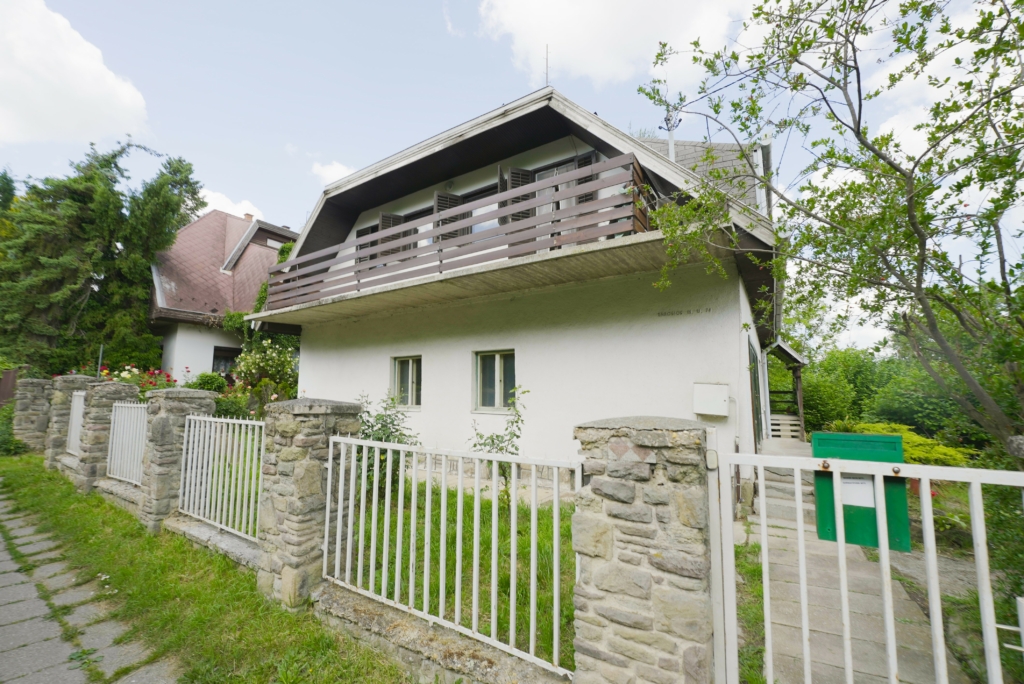 Eladó ház Gödöllő - Ház kívülről utca felöli sarok