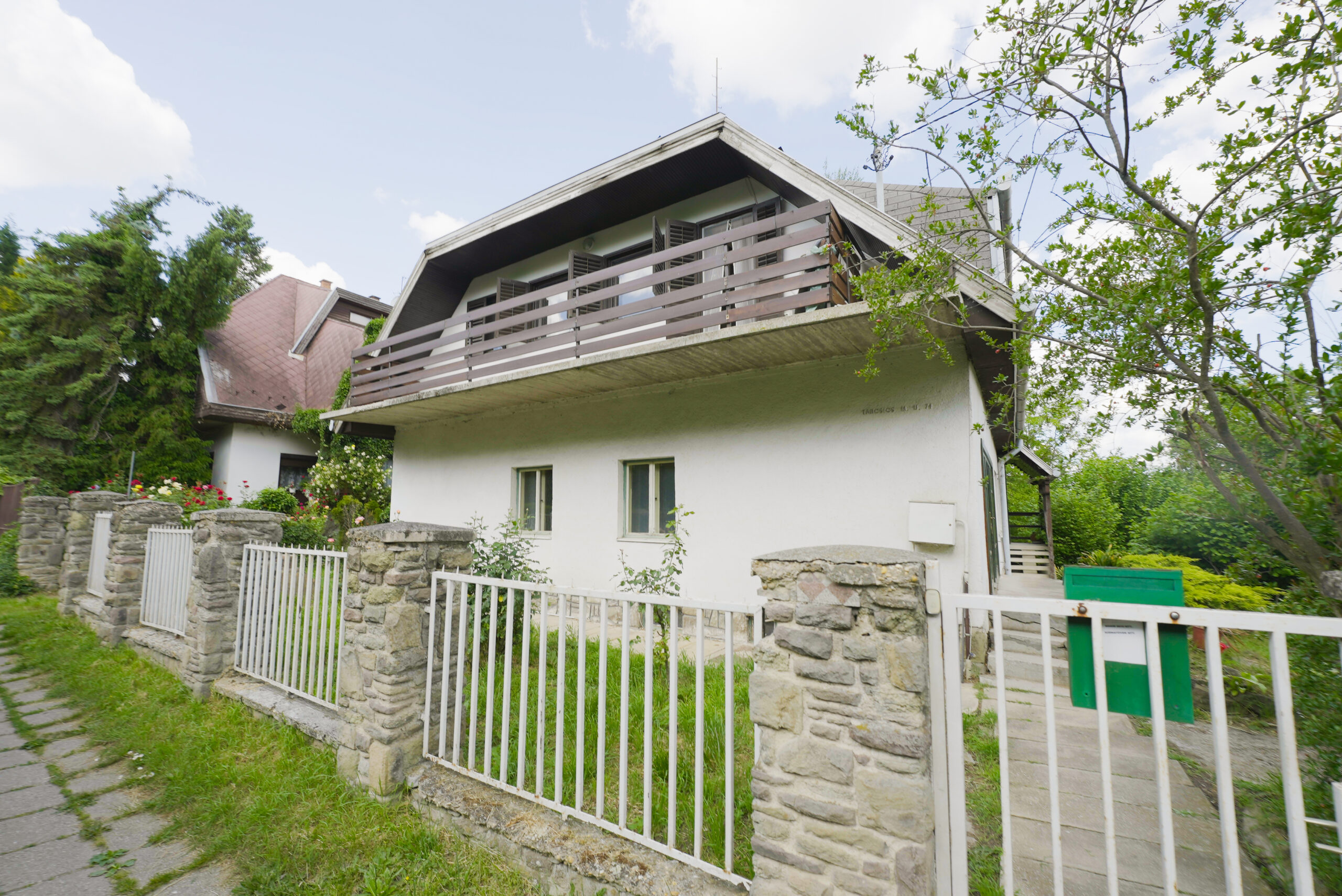 Eladó ház Gödöllő -utcafront külső nézet